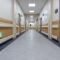 Una anciana de 85 años y con un 80% de discapacidad duerme en el pasillo de un hospital para estar cerca de su hijo ingresado